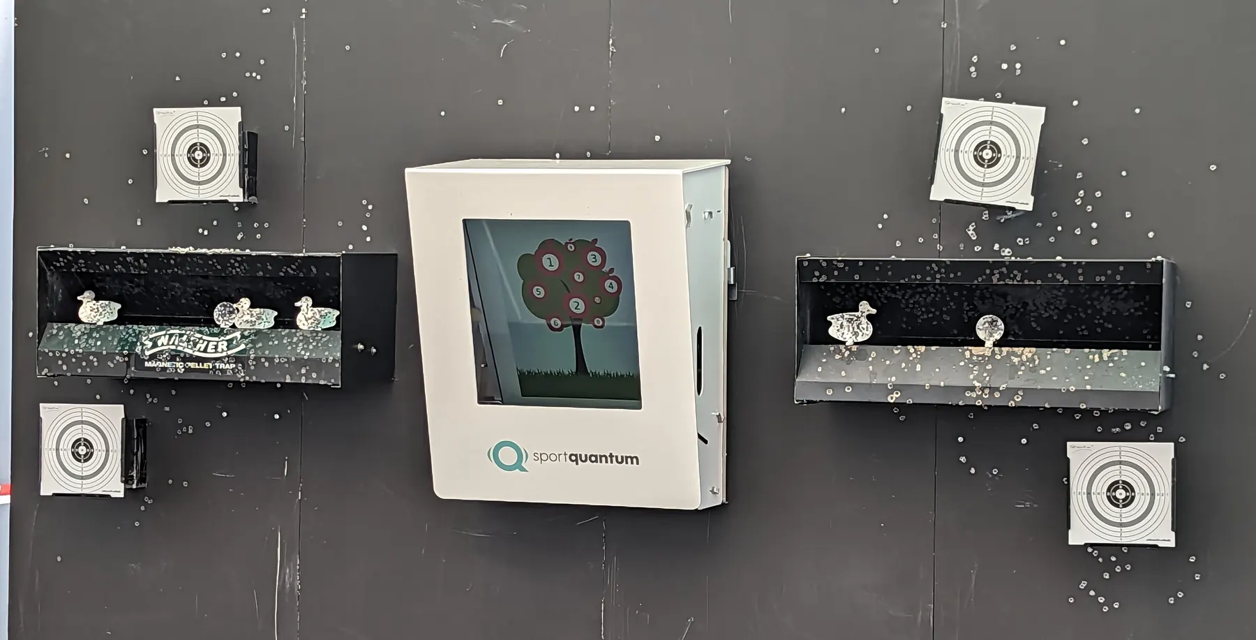 Zielwand mit Entenkästen, 10er-Scheiben und der elektronischen Zielscheibe im Programm Apfelbaum